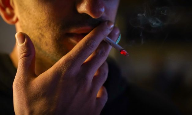 Nicotine War : Membongkar Strategi Bisnis untuk Habisi Industri Tembakau