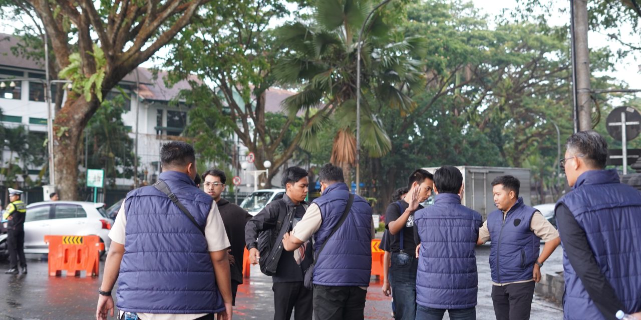Aparat Lakukan Penggeledahan Barang Bawaan Massa di Tengah Aksi “Bakar Kekuasaan Prabowo-Gibran Padamkan Api Karhutla”