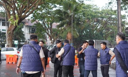 Aparat Lakukan Penggeledahan Barang Bawaan Massa di Tengah Aksi “Bakar Kekuasaan Prabowo-Gibran Padamkan Api Karhutla”
