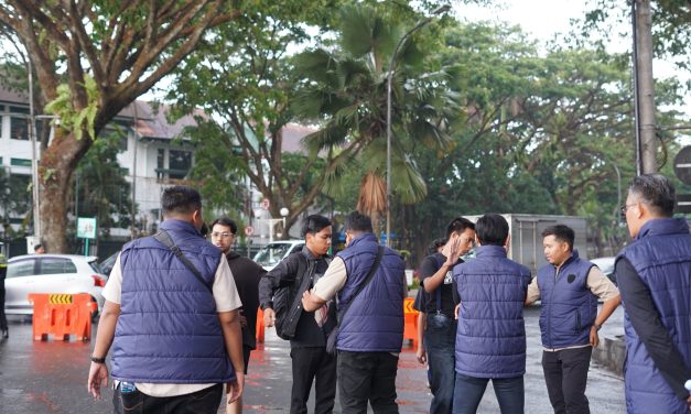 Aparat Lakukan Penggeledahan Barang Bawaan Massa di Tengah Aksi “Bakar Kekuasaan Prabowo-Gibran Padamkan Api Karhutla”